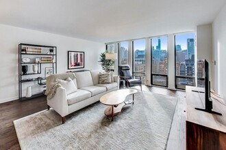 200 E Delaware Pl in Chicago, IL - Building Photo - Building Photo