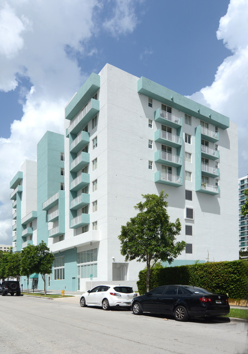 Camelot Court in Miami, FL - Foto de edificio