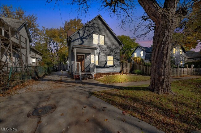 2002 Valentine Ave in Cleveland, OH - Building Photo - Building Photo