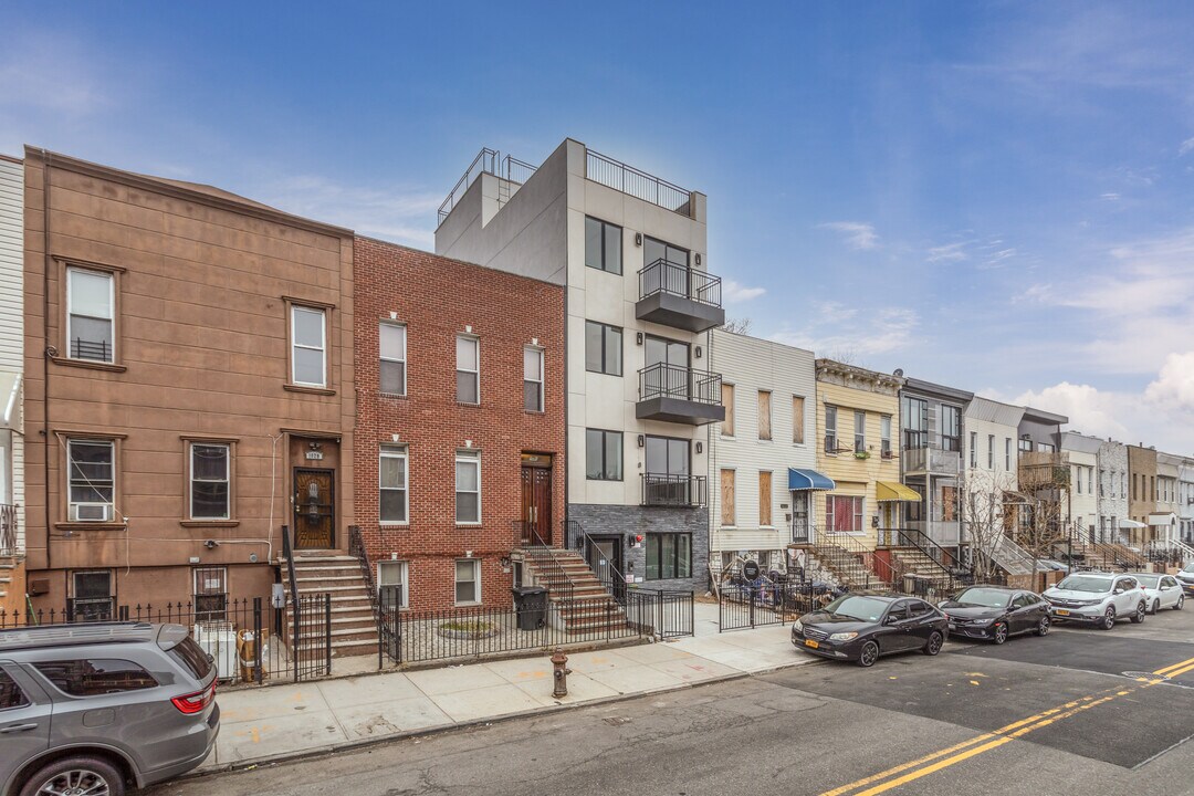 1043 Halsey St in Brooklyn, NY - Building Photo