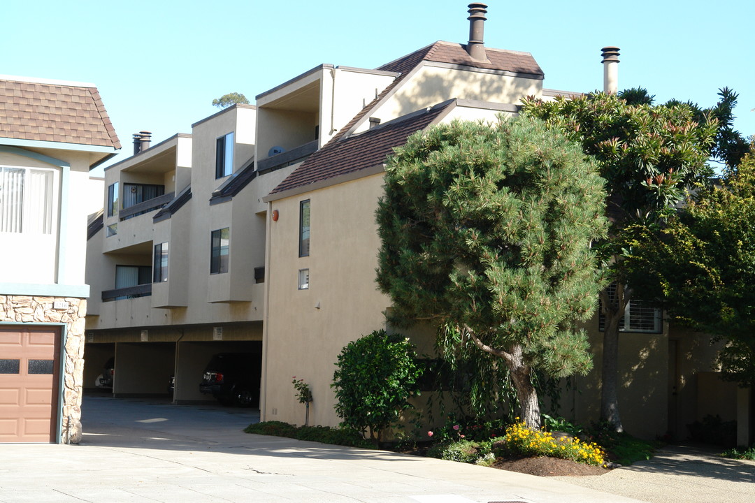 1210 Floribunda Ave in Burlingame, CA - Foto de edificio