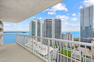 1200 Brickell Bay Dr in Miami, FL - Building Photo - Building Photo