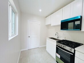 14210 Sylvan St in Los Angeles, CA - Foto de edificio - Building Photo