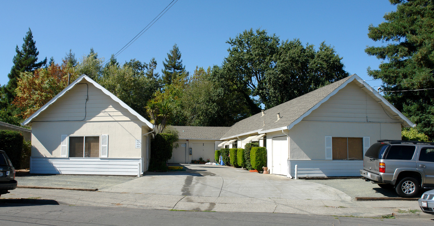 3925 Princeton Dr in Santa Rosa, CA - Building Photo