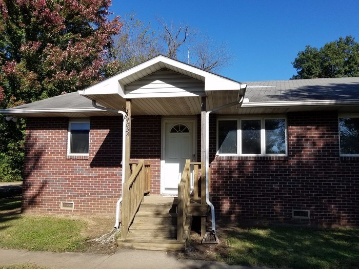 405 E Adams St-Unit -Apt. A in Pittsburg, KS - Building Photo