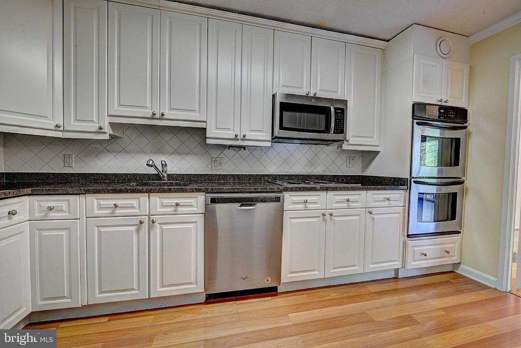 8370 Greensboro Dr in McLean, VA - Foto de edificio