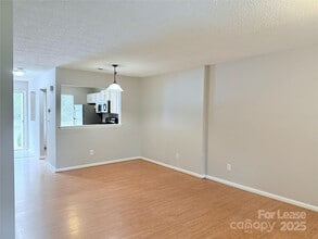 6425 Windsor Gate Ln in Charlotte, NC - Building Photo - Building Photo