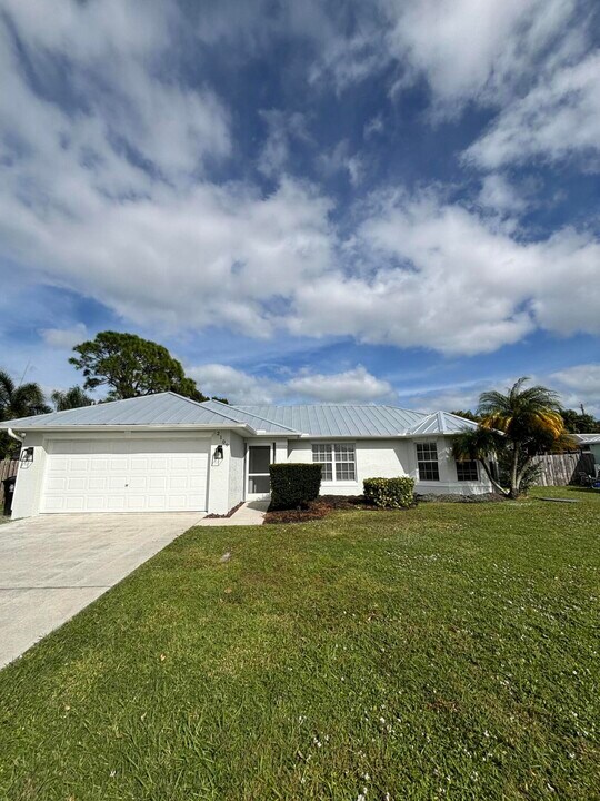 2109 SE Trillo St in Port St. Lucie, FL - Building Photo
