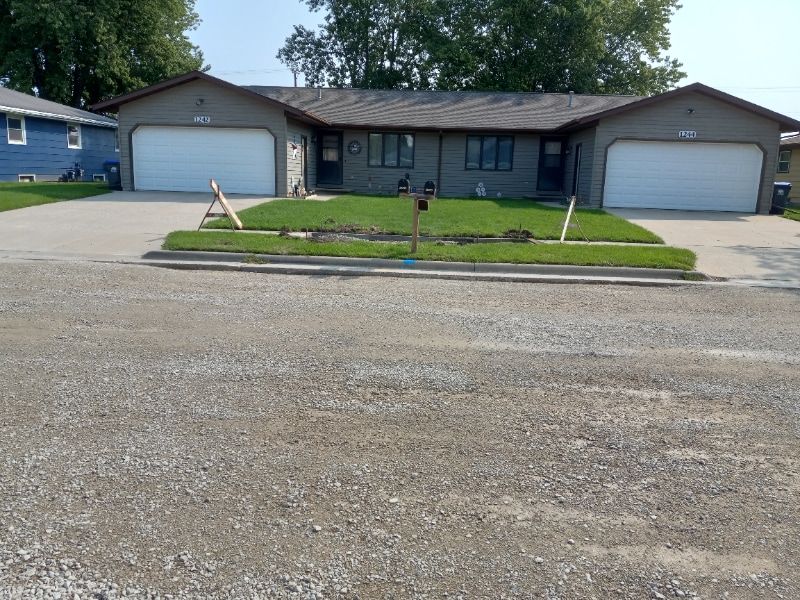 1242 Primrose Ln in Neenah, WI - Building Photo