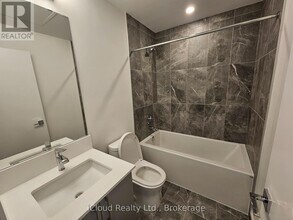 496 Plains Rd E in Burlington, ON - Building Photo - Building Photo