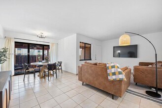 241 W Park Dr in Miami, FL - Building Photo - Building Photo