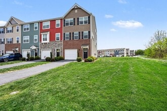 700 Admiral's Quay Dr in Mechanicsburg, PA - Building Photo - Building Photo