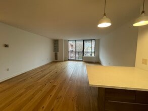 50 Longwood Ave, Unit 319 in Brookline, MA - Foto de edificio - Building Photo