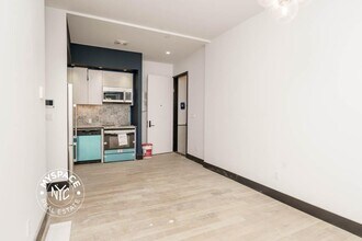 923 Broadway, Unit 3C in Brooklyn, NY - Foto de edificio - Building Photo