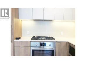 6087 Wilson Ave in Burnaby, BC - Building Photo - Building Photo