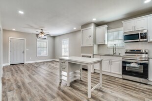 313 N Llewellyn Ave in Dallas, TX - Building Photo