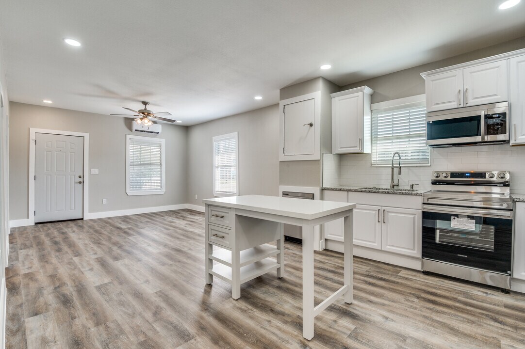 313 N Llewellyn Ave in Dallas, TX - Building Photo