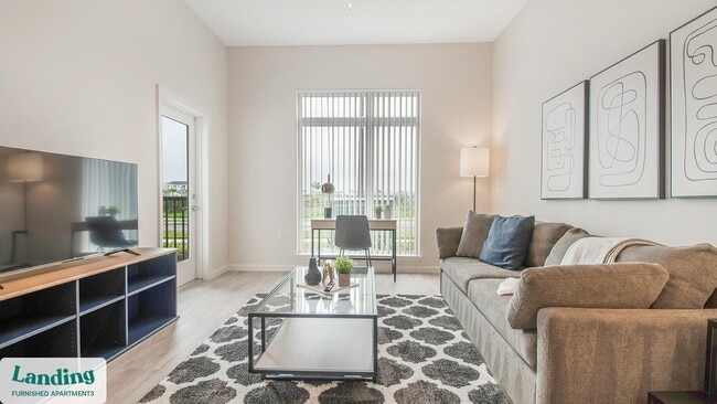 5256 International Dr in Orlando, FL - Building Photo - Building Photo