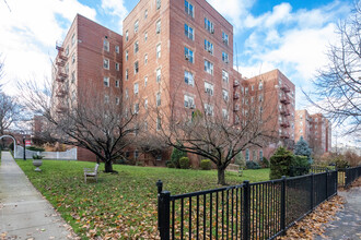 7715 113th St in Forest Hills, NY - Building Photo - Building Photo