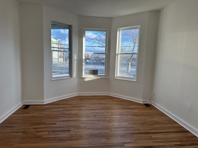 329 Elizabeth Ave, Unit Apt #1 in Newark, NJ - Building Photo - Building Photo