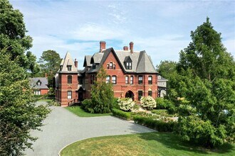 30 Red Cross Ave in Newport, RI - Foto de edificio - Building Photo