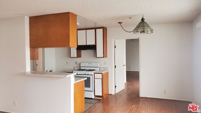 982 S New Hampshire Ave in Los Angeles, CA - Building Photo - Building Photo