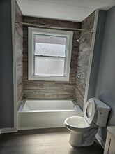 1302 W 116th St, Unit 2nd Fl in Cleveland, OH - Foto de edificio - Building Photo