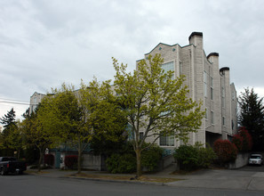 Hampton Court in Seattle, WA - Building Photo - Building Photo