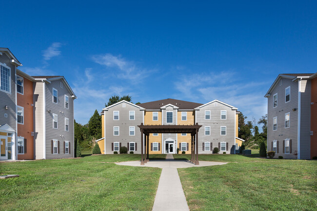 The Reserve at Saluki Pointe in Carbondale, IL - Building Photo - Building Photo