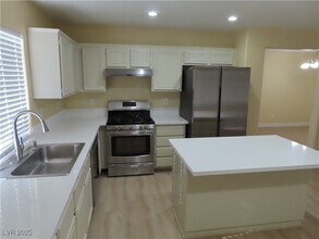 8103 W Rochelle Ave in Las Vegas, NV - Building Photo - Building Photo