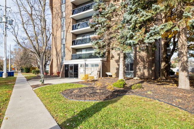 St. Rose Apartments in Windsor, ON - Building Photo - Building Photo