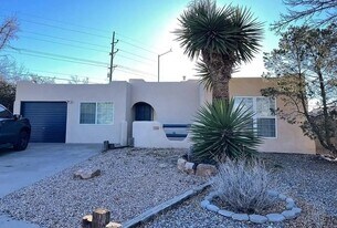 2127 Ave De Las Alturas in Santa Fe, NM - Building Photo