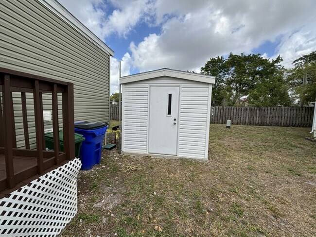 2923 NW 65th Ave in Margate, FL - Building Photo - Building Photo