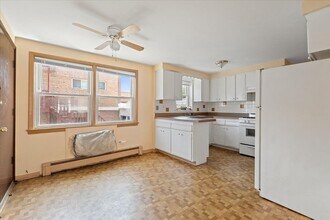 2650 W Touhy Ave in Chicago, IL - Building Photo - Building Photo