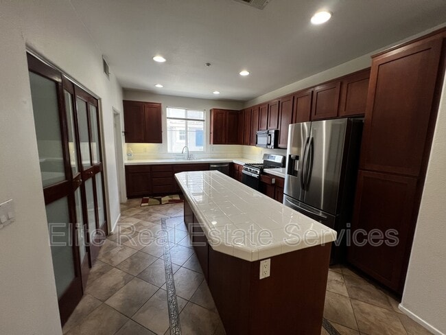 property at 1563 Hackberry Pl