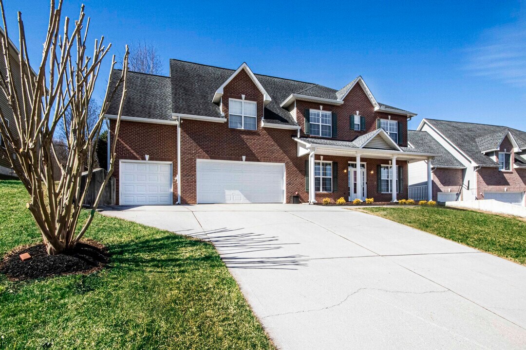 1223 Walnut Branch Ln in Knoxville, TN - Foto de edificio