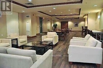 23 Oneida Crescent in Richmond Hill, ON - Building Photo - Building Photo