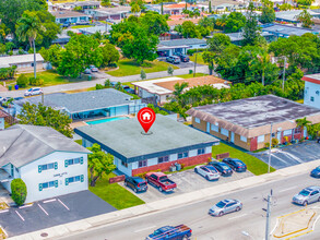 7031 Pembroke Rd in Pembroke Pines, FL - Foto de edificio - Building Photo