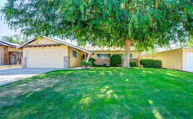 4406 Glencannon St in Bakersfield, CA - Building Photo - Building Photo