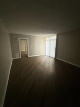 5068 Franklin Ave in Los Angeles, CA - Foto de edificio - Building Photo