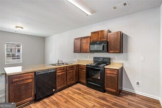 4043 Avalon Rd SW in Atlanta, GA - Foto de edificio - Building Photo