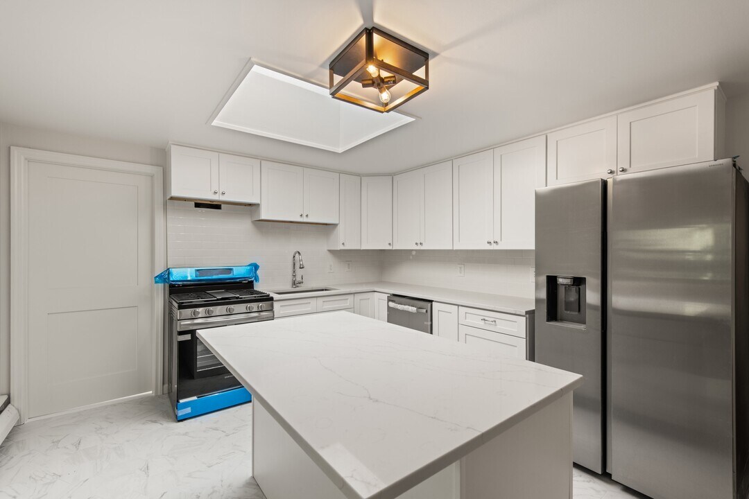 48 Meyer Pl in Riverside, CT - Building Photo