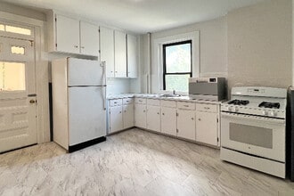 44 Cedar St, Unit 3B in Somerville, MA - Foto de edificio - Building Photo