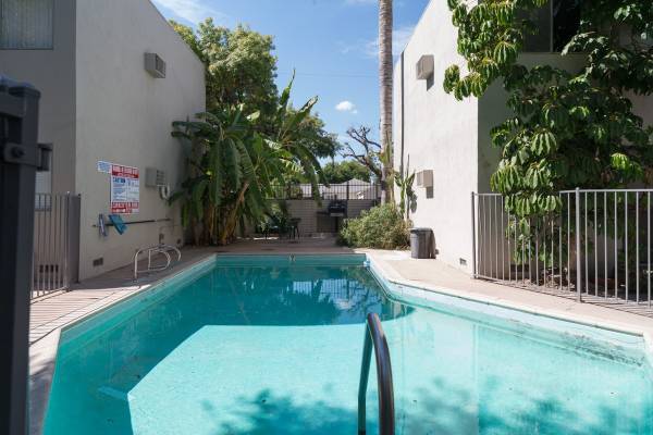 18657 Collins St in Los Angeles, CA - Foto de edificio - Building Photo