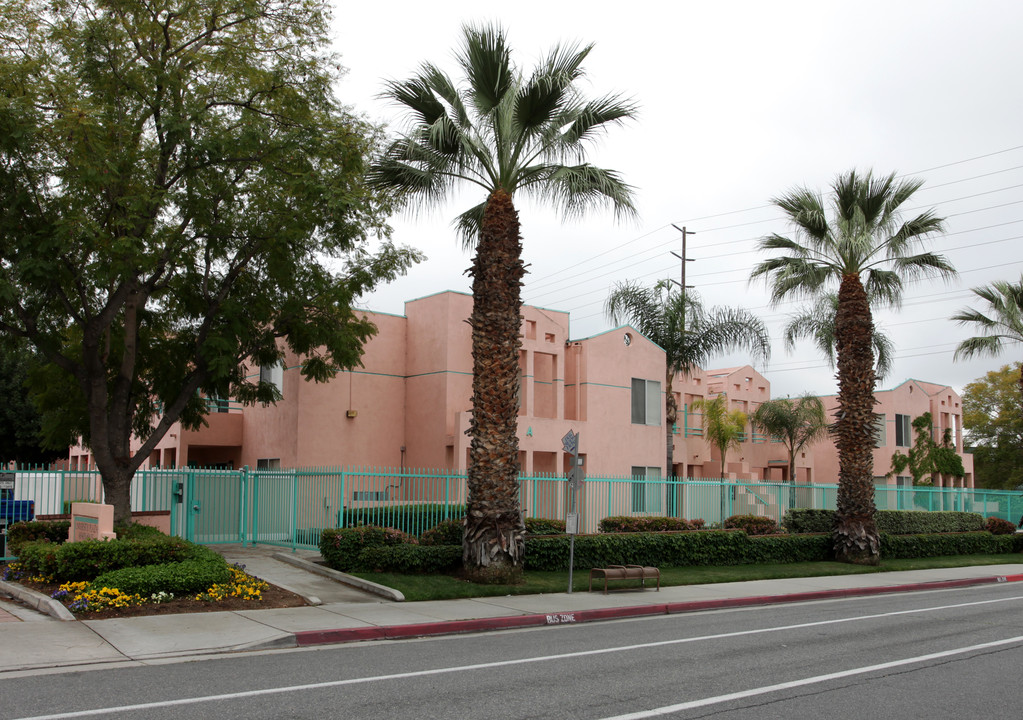 University Plaza Apartments in Riverside, CA - Building Photo