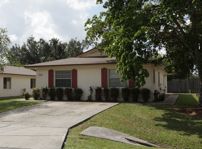 13943-13945 1st St in Ft. Myers, FL - Foto de edificio - Building Photo