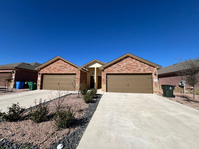 1110 Renee Way in Seguin, TX - Foto de edificio - Building Photo