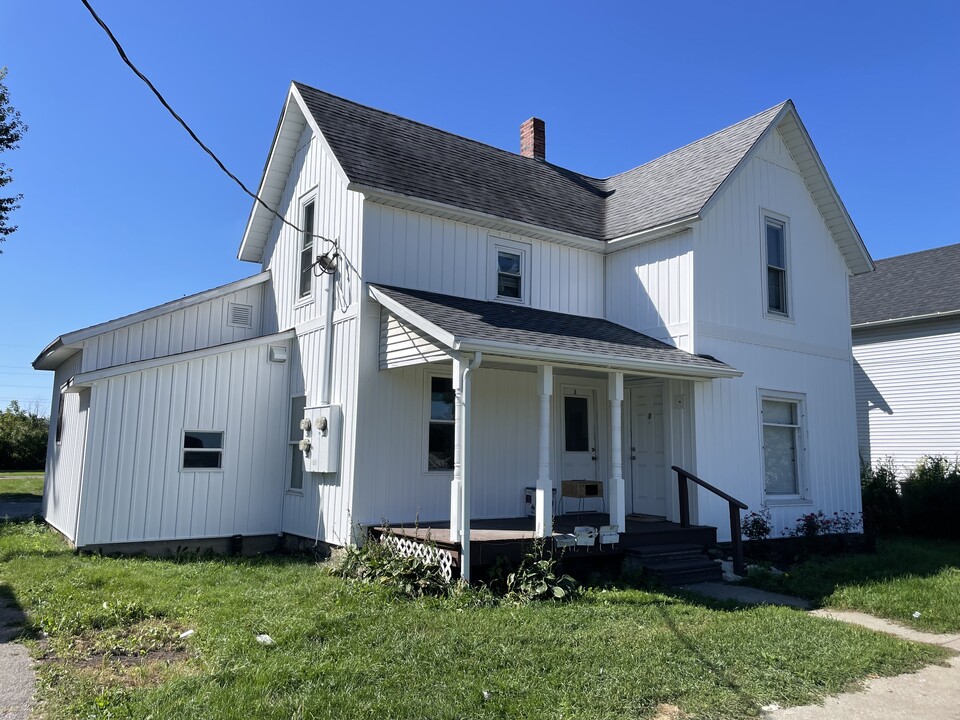 407 W Boston St, Unit 2 in Syracuse, IN - Building Photo