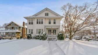 996 Pleasant St, Unit 1 in Worcester, MA - Building Photo