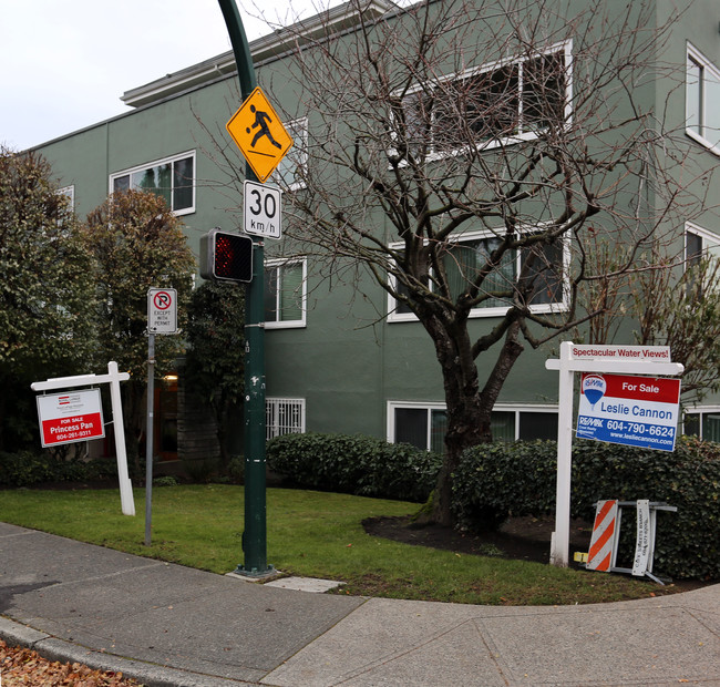 1480 Arbutus St in Vancouver, BC - Building Photo - Building Photo